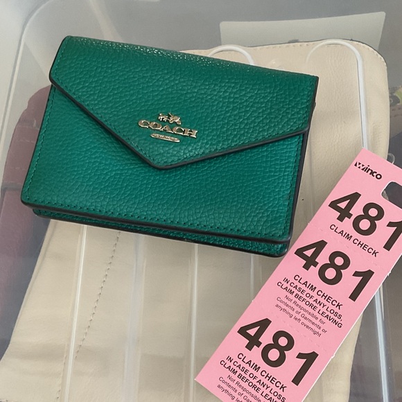 P481. Coach Teal Pebbled Leather Envelope Card Holder with Gold Logo - Picture 4 of 4